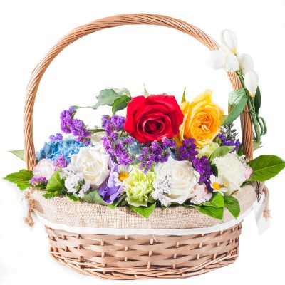 Красивая композиция из ароматных цветов «Радуга»